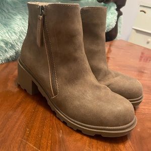 Girls size 4 brown suede ankle boot